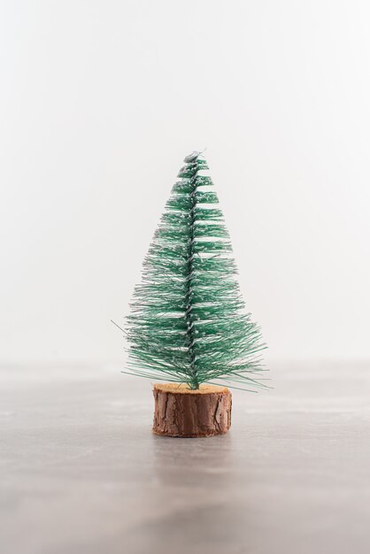 木製のテーブルの上のクリスマスの松の木。