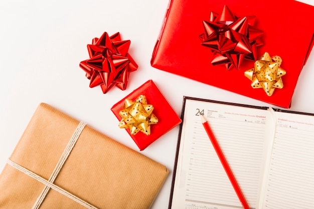 Рождественское планирование с праздничными подарками