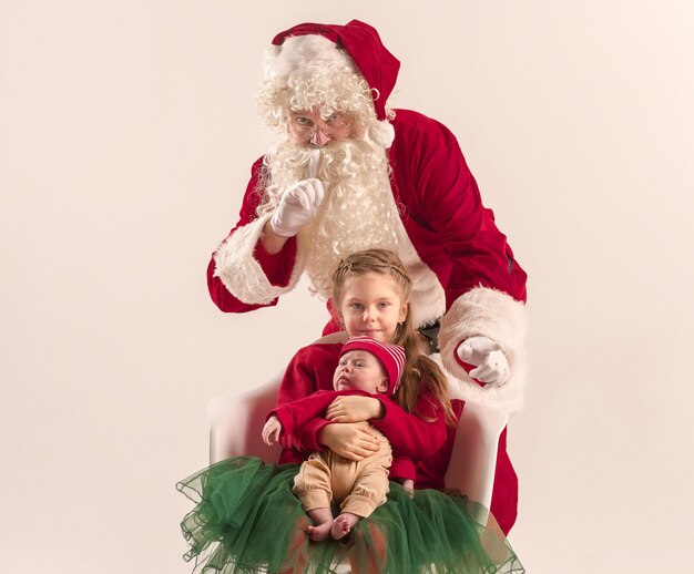 クリスマスプレゼントで座っているかわいい赤ちゃん女の子 無料の写真