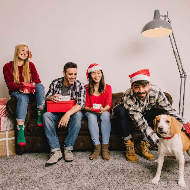 Foto gratuita concetto di regalo di natale con quattro amici e cane