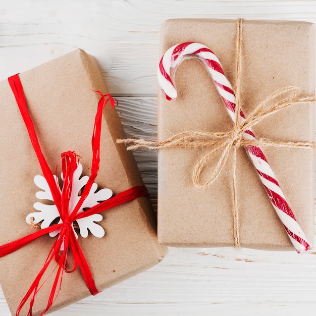 Free photo christmas presents wrapped in kraft paper