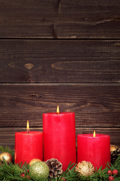Рождественские свечи с деревянным фона
