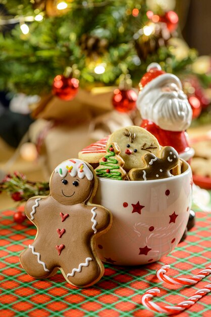 크리스마스 장면 쿠키 진저 브레드 및 배경이 흐릿한 기타 프리미엄 사진