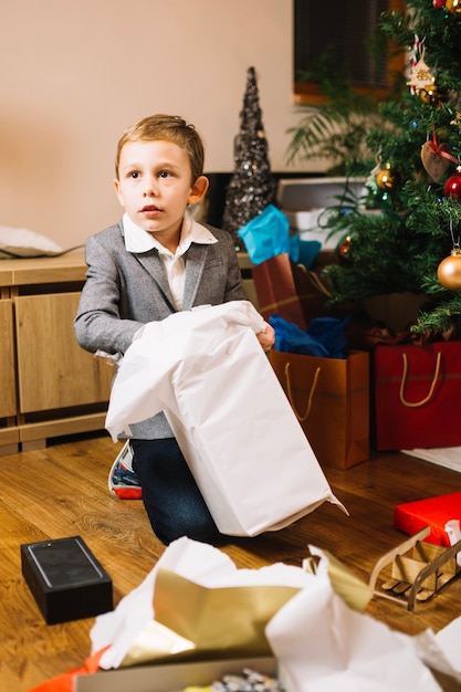 少年とプレゼント付きクリスマスシーン