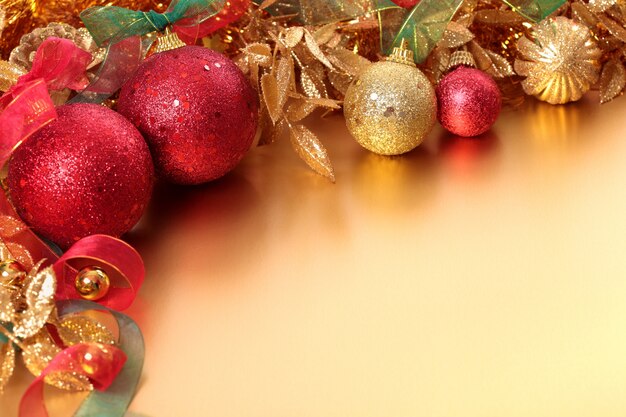 赤とゴールドのクリスマスの飾りとクリスマスシーン