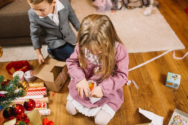 Foto gratuita scena di natale con due figli