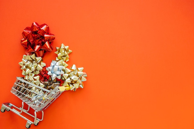 장바구니에 꽃과 함께 크리스마스 쇼핑 개념