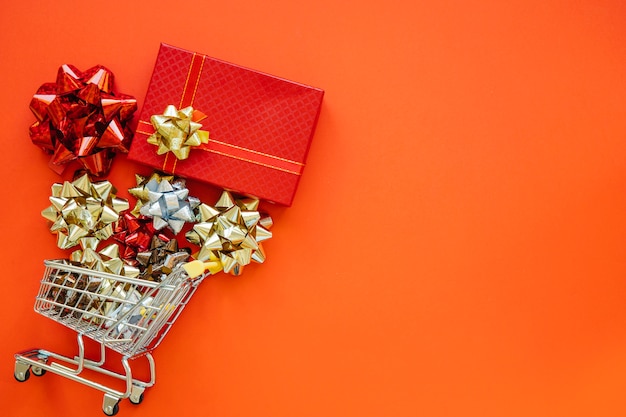 Концепция рождественских покупок с подарком и тележкой