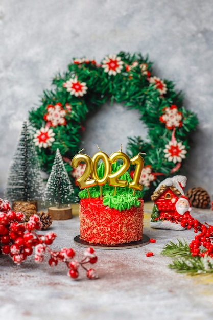 Torta natalizia decorata con dolci figure di albero di natale, babbo natale e candele.