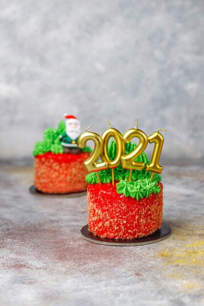 크리스마스 트리, 산타클로스, 양초의 달콤한 인물로 장식된 크리스마스 작은 케이크.