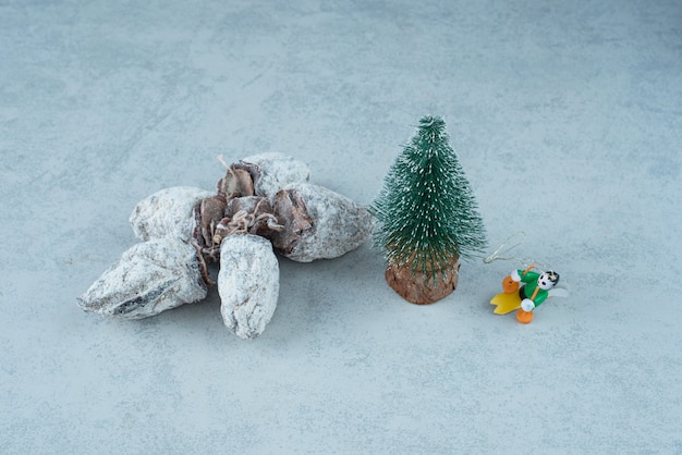 無料写真 大理石の背景に健康的なドライフルーツとクリスマスの小さな木。高品質の写真