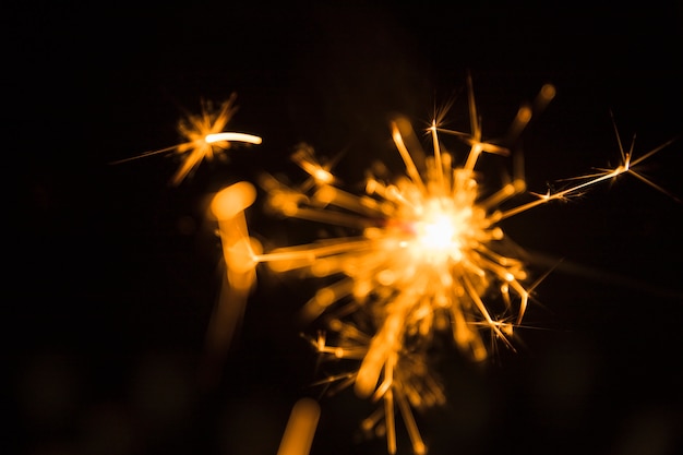 Foto gratuita sparkler di natale su sfondo scuro