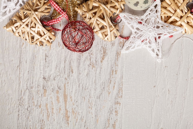 白い​木製​の​背景​に​クリスマス​の​星​と​ハート​の​装飾