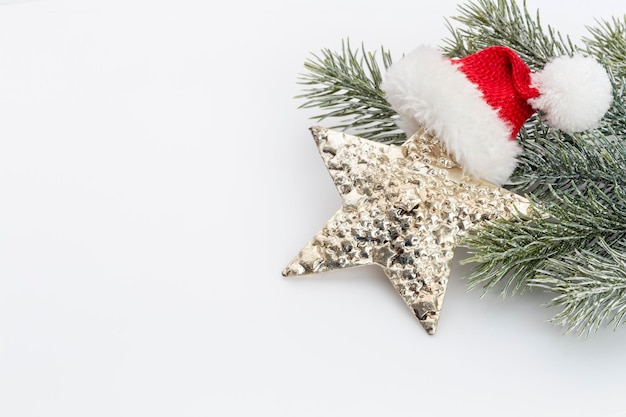 Рождественские украшения звезды на белом фоне. Premium Фотографии