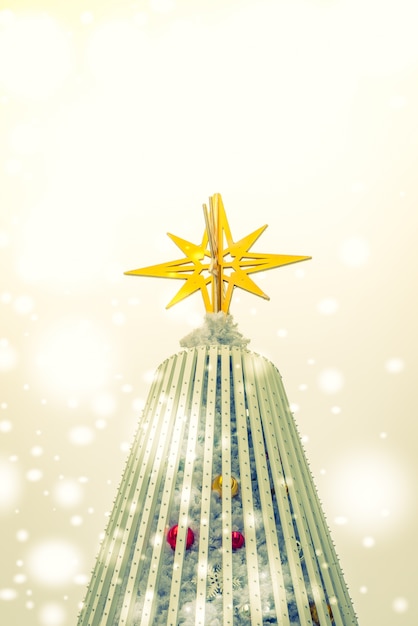 Бесплатное фото Рождественская звезда на вершине дерева