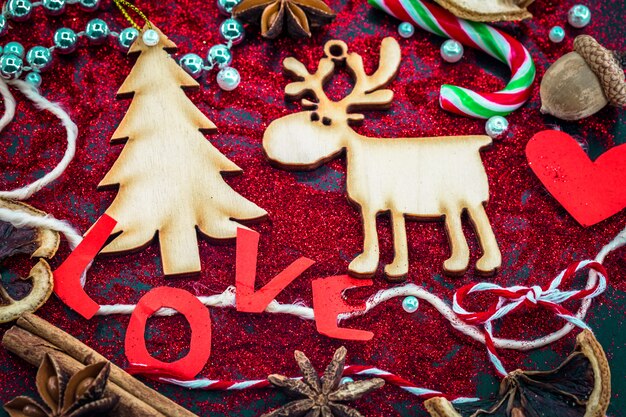 Рождественский натюрморт с этикеткой любви и деревянными игрушками