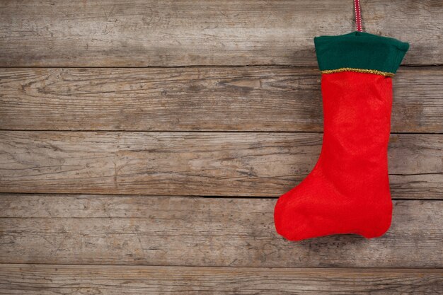 ロープからぶら下がっクリスマスの靴下