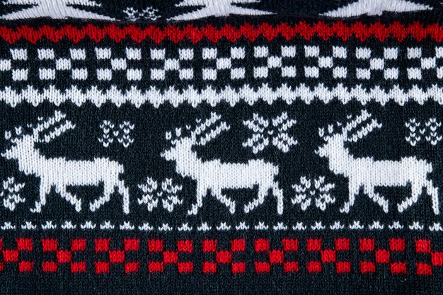 Рождественский свитер с красными деталями, вид сверху