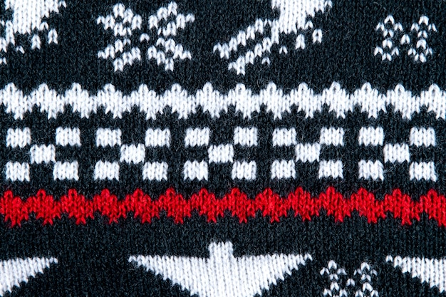 Рождественский свитер с красными деталями