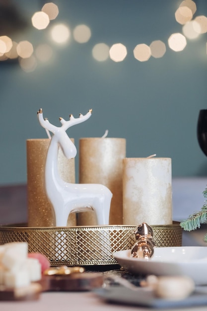 休日の装飾のオブジェクトとリビングルームのクリスマステーブル。大晦日のコンセプト