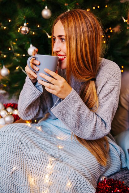 Концепция Рождества и чая с улыбающейся женщиной