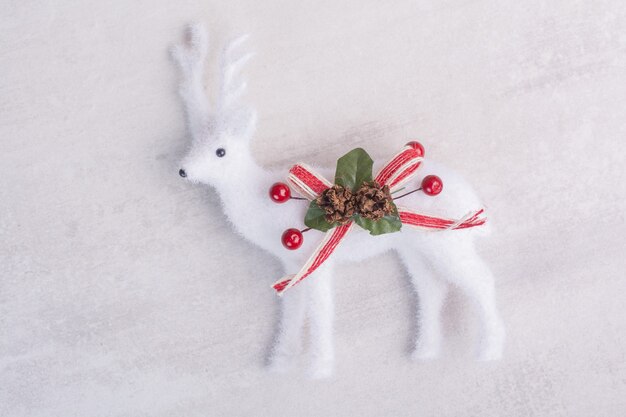 흰색 표면에 크리스마스 장난감 사슴