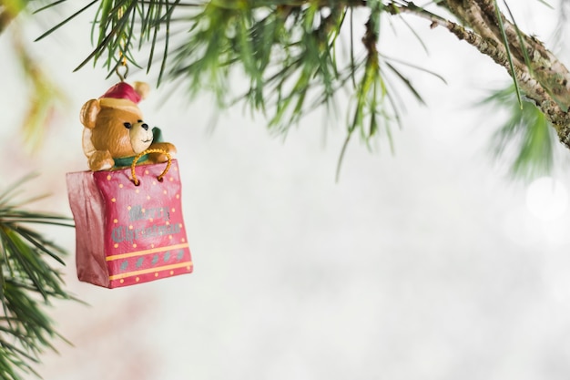 Рождественская игрушка, висящая на зеленой елке