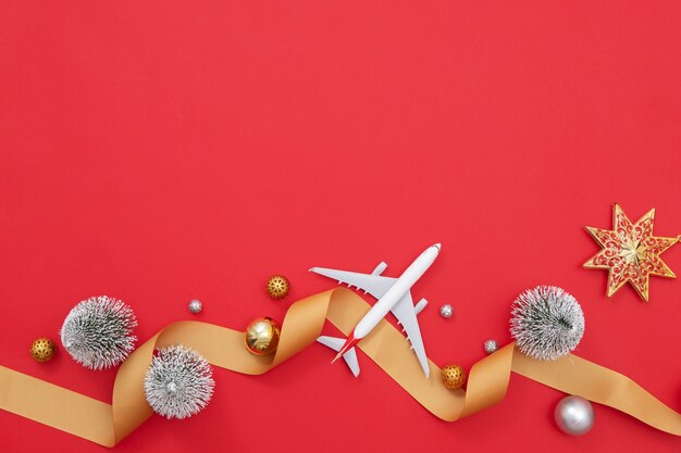 飛行機とクリスマス旅行のコンセプト