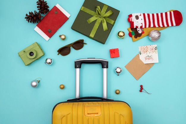荷物とクリスマス旅行のコンセプト