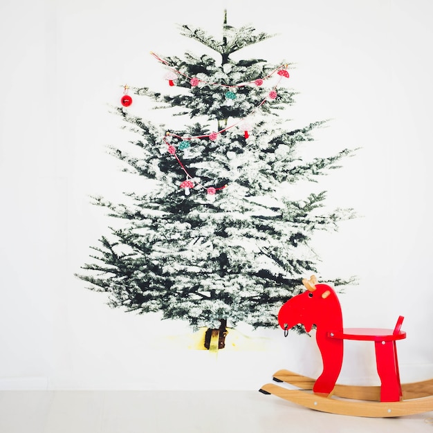 Бесплатное фото Рождественская елка и игрушечная лошадь
