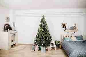 Free photo christmas tree next to bed