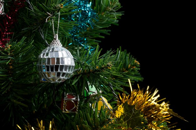 Рождественская елка и рождественские украшения