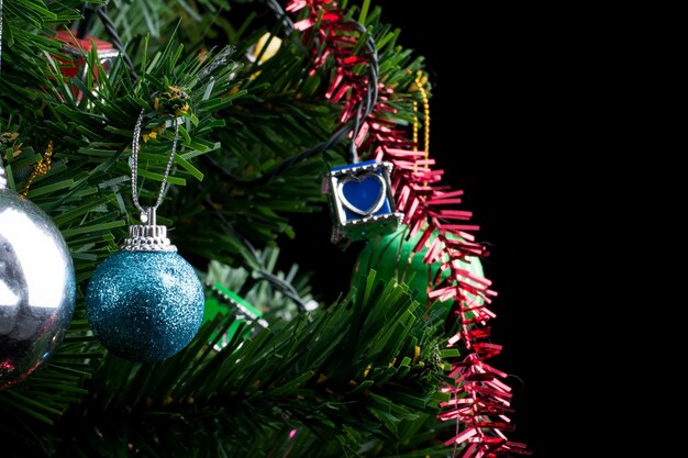 クリスマスツリーとクリスマスの装飾