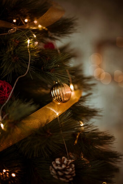 ゴールドリボンと花輪で飾られたクリスマスツリー