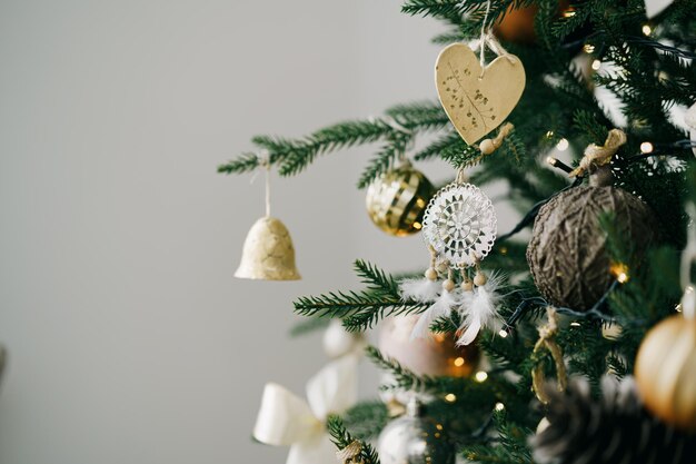 Рождественская елка, украшенная белыми и золотыми шарами крупным планом