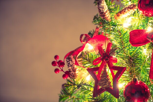 Рождественская елка и украшения (фильтрованного изображения обрабатываются vintag