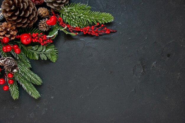 고립 된 어두운 배경에 새해 개념으로 소나무 너트와 크리스마스 트리 장식