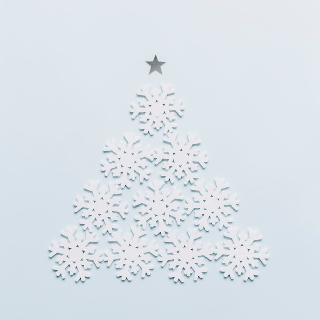 Рождественская елка из белых снежинок