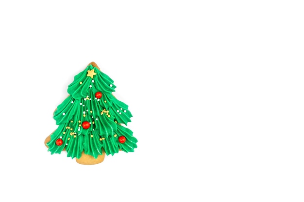 Biscotto a forma di albero di natale isolato sullo spazio bianco della copia