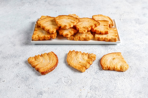 Foto gratuita biscotti di pasta sfoglia a forma di albero di natale.