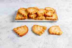 Free photo christmas tree shaped puff pastry cookies.