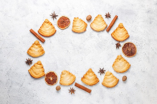 Free photo christmas tree shaped puff pastry cookies.