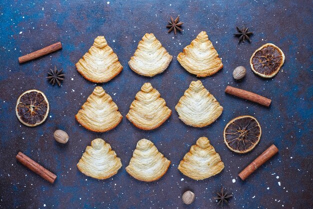 Foto gratuita biscotti di pasta sfoglia a forma di albero di natale.