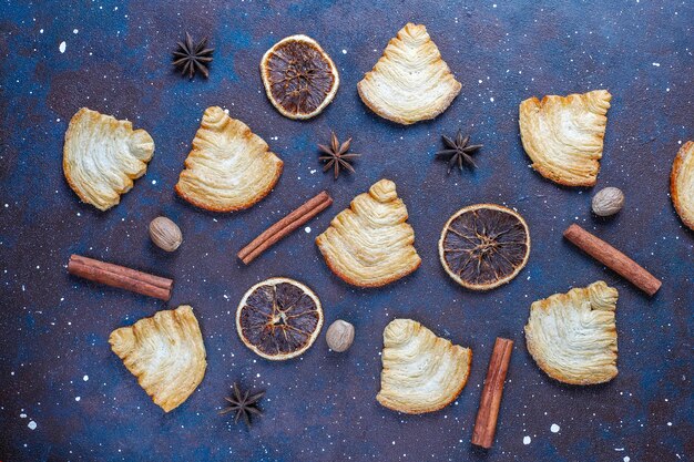 Foto gratuita biscotti di pasta sfoglia a forma di albero di natale.