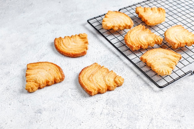 Free photo christmas tree shaped puff pastry cookies.