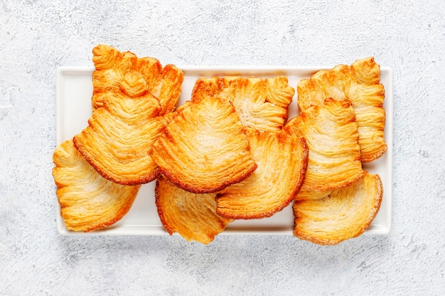 Free photo christmas tree shaped puff pastry cookies.