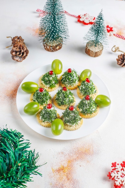 Free photo christmas tree shaped snacks.