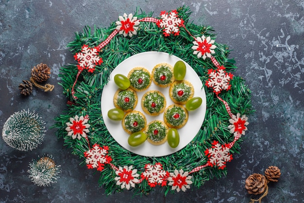 Free photo christmas tree shaped snacks.