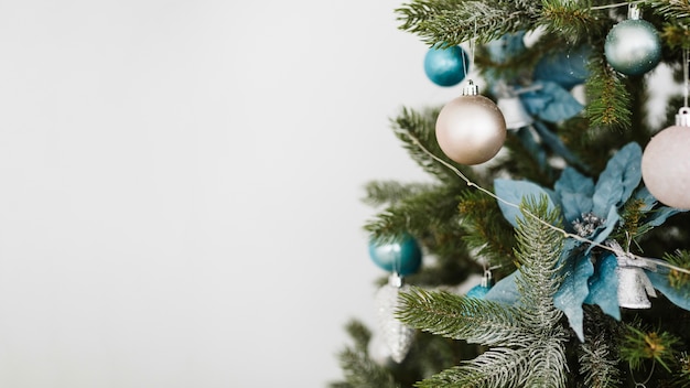 Foto gratuita albero di natale e spazio a sinistra