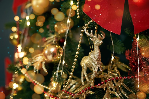 輝く黄金の鹿で飾られたクリスマス ツリーの立っています。